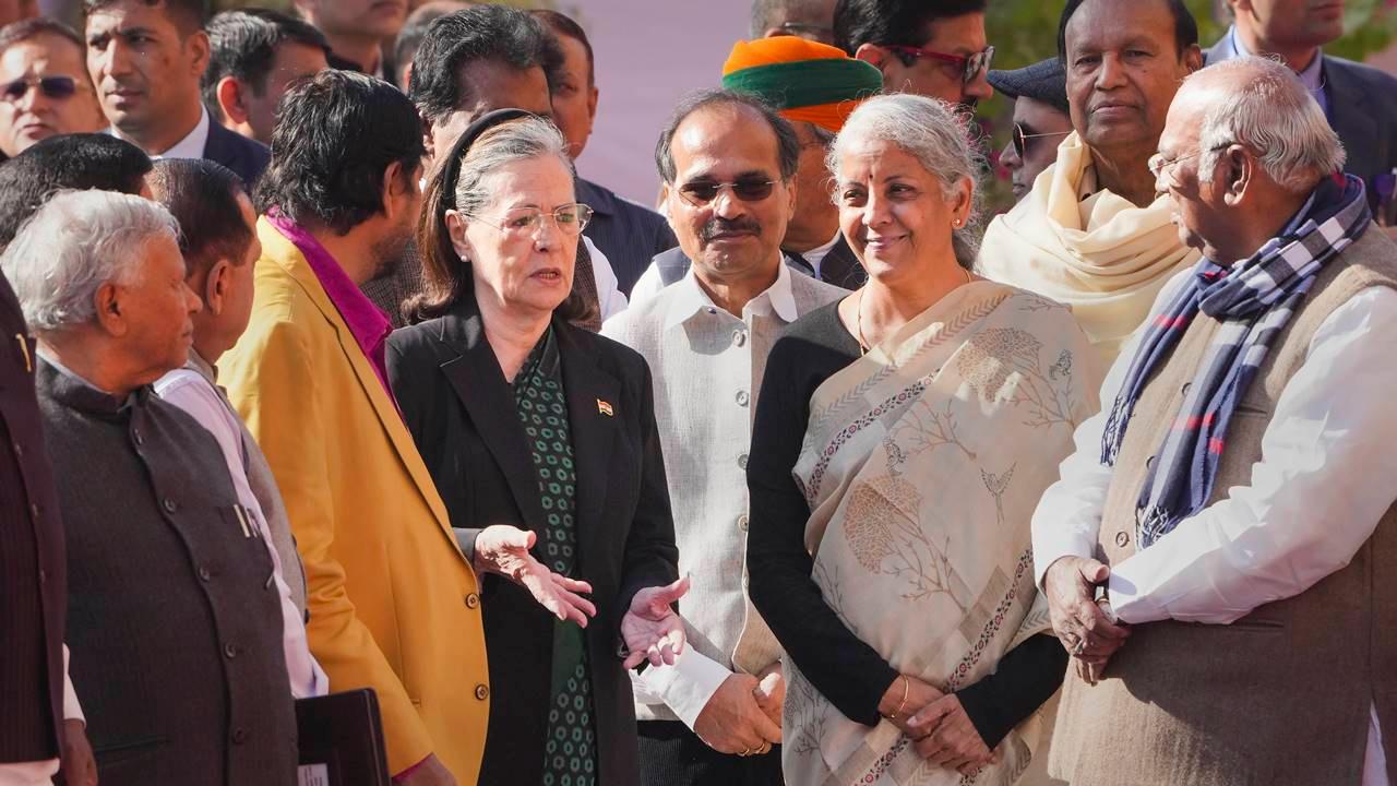 Finance Minister Nirmala Sitharaman, Congress MPs Mallikarjun Kharge, Sonia Gandhi and Adhir Ranjan Chowdhury and others at the tribute ceremony. Pic/PTI.